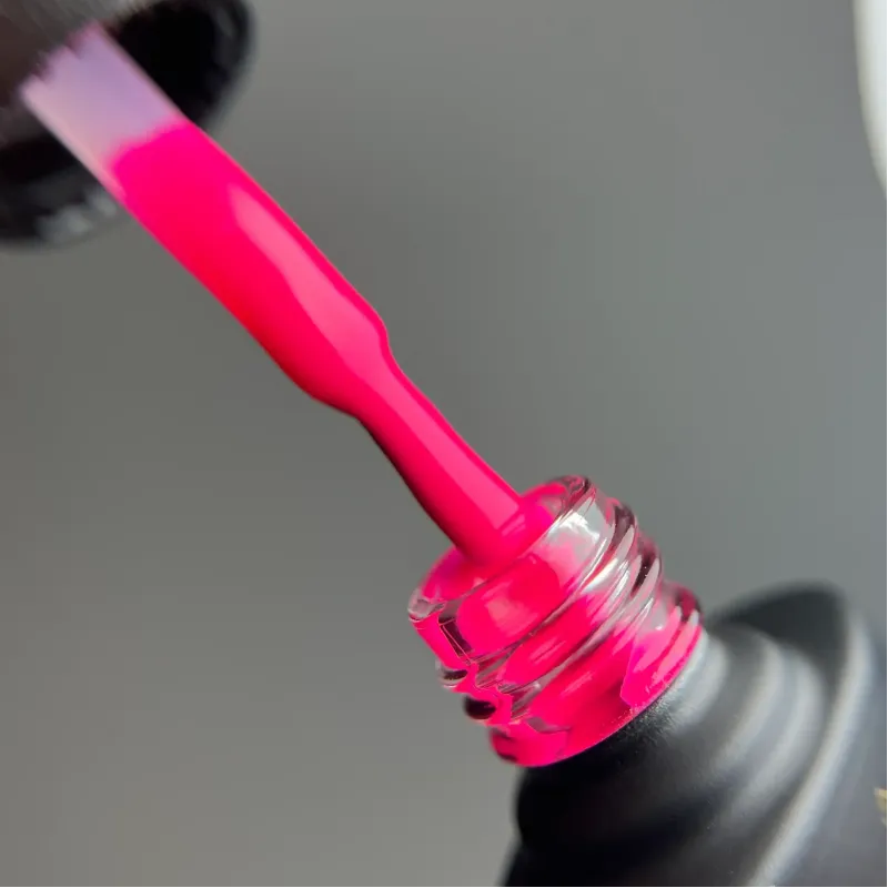 Неоновий люмінесцентний рожевий гель-лак для манікюру IZZY Lumi 01, 10мл