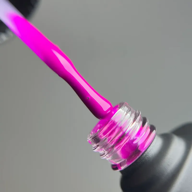 Неоновий люмінесцентний бузковий гель-лак для манікюру IZZY Lumi 03, 10 мл