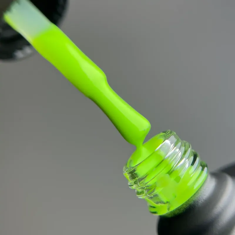 Неоновий люмінесцентний зелений гель-лак для манікюру IZZY Lumi 05, 7мл